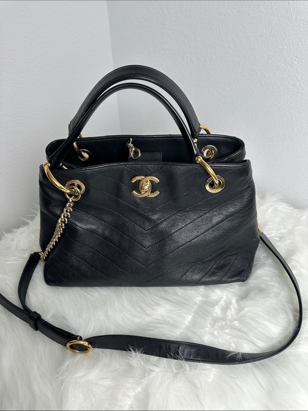 💯Authentic Chanel Chevron Quilted Shoulder Bag – Black Leather & Gold Hardware🍀 - Picture 16 of 16